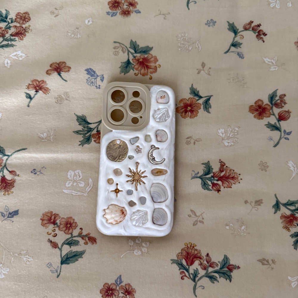 Handmade iPhone 14 Pro seashell case